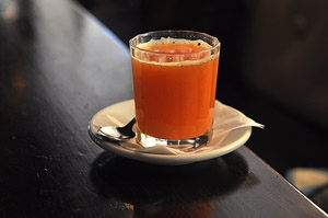 Фото Альта Бадиа. Обязательный стакан апельсинового фреша в ресторане на Piz la Villa
