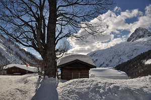Фото Шамони. В снежные зимы на рыших домов образуются огромные шапки