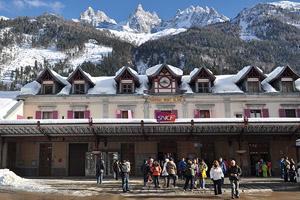 Фото Шамони. Вокзал Шамони с головокружительным видом на вершины гор