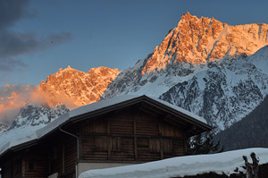 Фото Шамони. Закатное солнце подсвечивает Эгюй ду Миди (Aiguille du Midi, 3842 м) и окружающие ее вершины