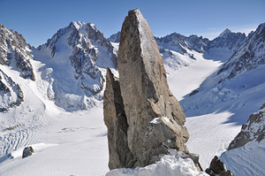 Фото Шамони. Каменный «зуб» наверху Гран Монте (Les Grands Montets, 3275 м)