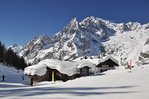 Фото Курмайор. Покрытые огромными снежными шубами крыши горного ресторана
