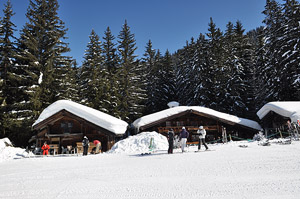 Фото Межев. Горные рестораны под снежными шапками на опушке леса